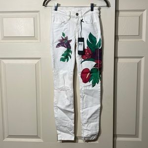 Guess Brittney Skinny w/Flowers Print Jeans.  Size-25.  New with Tags.
